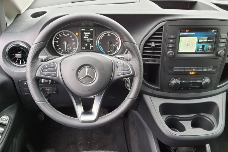 Mercedes-Benz_eVito-wnetrze