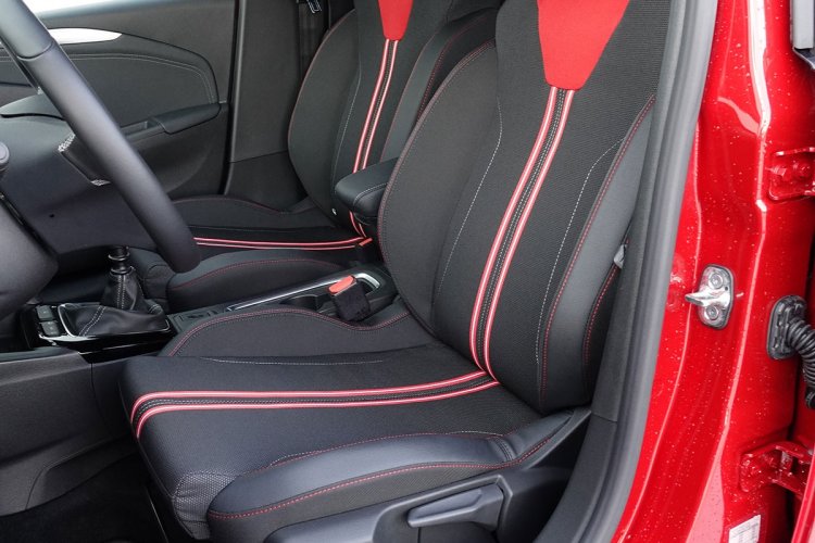 Corsa oferuje wyraźnie większy bagażnik niż w poprzedniku, ale 309 l to nadal skromny wynik w segmencie B. Do Polo i Fabii zapakujemy więcej, odpowiednio 350 i 330 litrów.