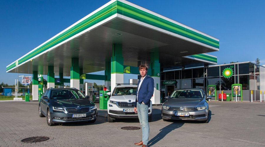 Każdy nowo zatrudniony pracownik, który na swoim stanowisku otrzymuje samochód służbowy, przed rozpoczęciem użytkowania zobowiązany jest uczestniczyć w jeździe oceniającej. Taka jazda odbywa się z car fleet managerem i trwa około dwóch godzin. Podczas takiej sesji ocenie podlega szereg czynników: bezpieczeństwo jazdy w tym znajomość i przestrzeganie zasad ruchu drogowego, umiejętność sprawnej obsługi samochodu i wykorzystania jego systemów zwiększających bezpieczeństwo jazdy, technika jazdy i inne. 
