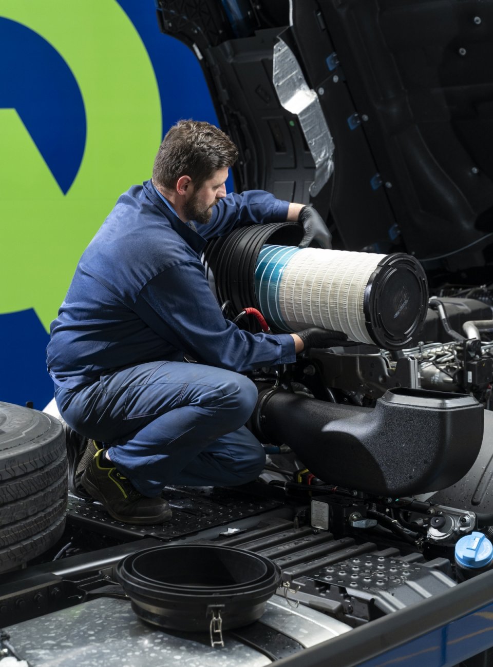 W programie flotowym dla pojazdów ciężarowych, oferowanym przez Inter Cars Fleet Services, istnieje również możliwość dedykowania i wdrożenia warsztatu specjalnie na potrzeby klienta. Uprzednio musi oni jednak przejść pozytywnie cały proces autoryzacyjny, potwierdzający wysoką jakość świadczonych usług. Zakres tych usług jest kompleksowy i obejmuje nie tylko przeglądy techniczne i naprawy w serwisie, ale przede wszystkim – co szczególnie istotne w przypadku firm transportowych – także naprawę serwisem mobilnym w trasie oraz usługę holowania.