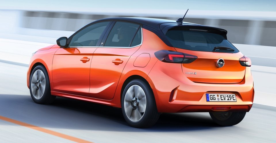 Nowa Corsa-e zelektryzowała miasto. Jest niezwykle praktyczna, zwinna i dynamiczna w razie potrzeby, rozpieszcza bezszelestną jazdą, a równocześnie poziomem bezpieczeństwa dzięki zaawansowanym, działającym w punkt systemom wsparcia kierowcy.