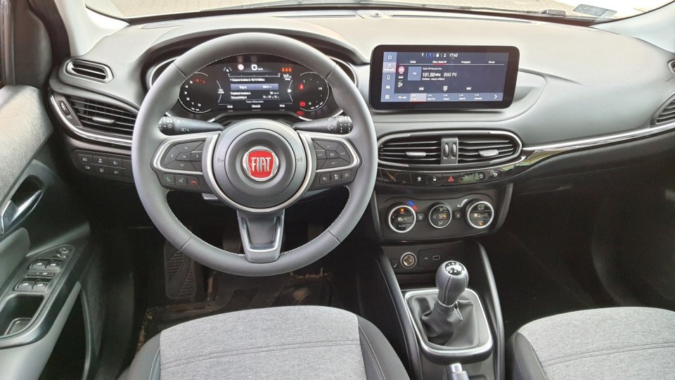 Prosta i przejrzysta deska rozdzielcza Tipo punktuje również za wysoką funkcjonalność. Dobrze sprawdza się ekran dotykowy z systemem U-Connect 5, o przekątnej 10,25 cala, a za kierownicą wyświetlacz TFT w miejsce zegarów analogowych.