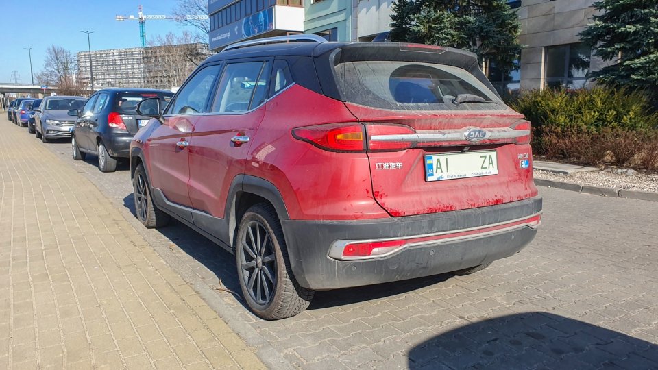 Ten elektryczny JAC iEV S4 przyjechał parę dni po ataku na Ukrainę z Kijowa do Warszawy. Model ten oferowany jest z akumulatorami trakcyjnymi o pojemnościach 55, 61 oraz 66 kWh. Nawet z największym zestawem baterii wymagał ładowania co ok. 400 km. A to oznacza, że na trasie do Warszawy musiał ładować się na pewno raz, jeśli kierowca jechał ze stałą, względnie niewielką prędkością. Być może też korzystał z darmowej możliwości ładowania po polskiej stronie.