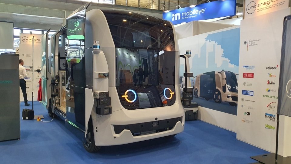 Prezentowany model autonomiczny firmy UnicarAgil ma w przestrzeni ładunkowej robota, który automatycznie podaje kurierowi paczki, które będzie wydawał w danym miejscu.