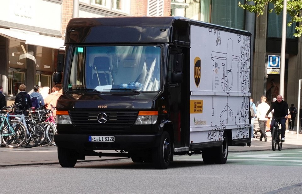 Wykorzystanie dostawczych pojazdów elektrycznych w dostawach kurierskich to nie nowinka z ostatnich kilku lat. Prezentowany Mercedes-Benz P100E Vario przebudowany na wersję elektryczną trafił do floty UPS już w 2015 roku. Osiąga on zasięg ok. 80 km i przewozi towary w ładowni o łącznej kubaturze 28 m3.