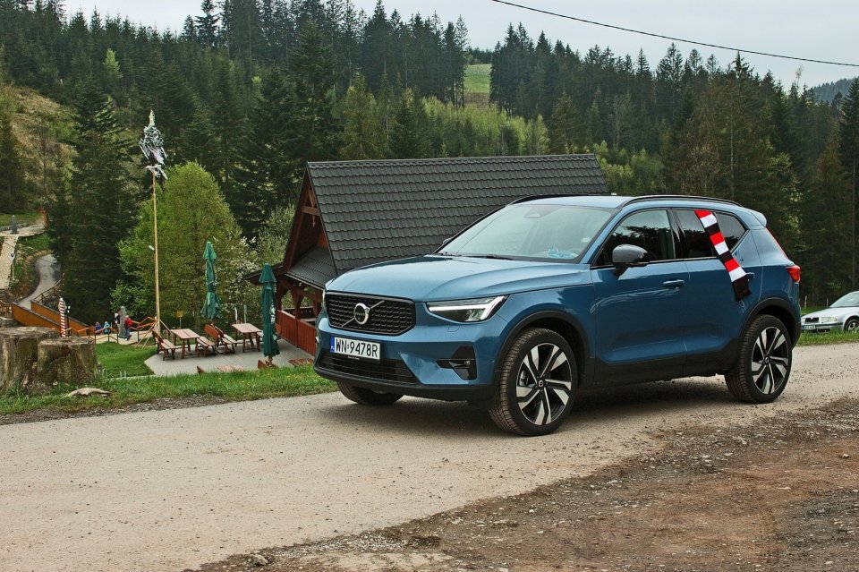 Swego czasu zarządzałem najliczniejszą w naszym kraju flotą samochodów marki Volvo, można więc rzec, że „stara miłość”. I trochę tak jest. Stylistyka dalej jest stonowana. Nie jest krzykliwa, nie jest ostentacyjna. Nie jest przekombinowana. Określenie dyskretna elegancja dobrze podsumowuje to, co widać na pierwszy i drugi rzut oka. To cecha, która w moich oczach zawsze wybijała i wybija Volvo ponad wielką trójkę polskiego premium.
