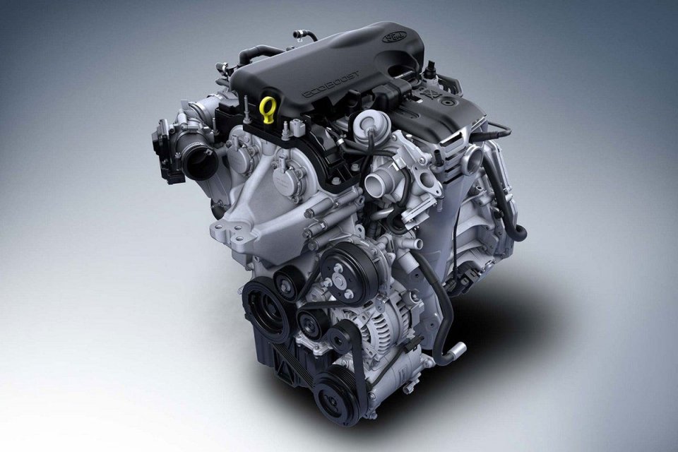 Silnik 1.0 EcoBoost można subiektywnie porównać z montowanym do Focusów dieslem 1,5 EcoBlue 120 KM. Przy obciążeniu jedną osobą do prędkości około 120 km/h nie czuć większej różnicy pomiędzy autami napędzanymi tymi dwoma silnikami. 