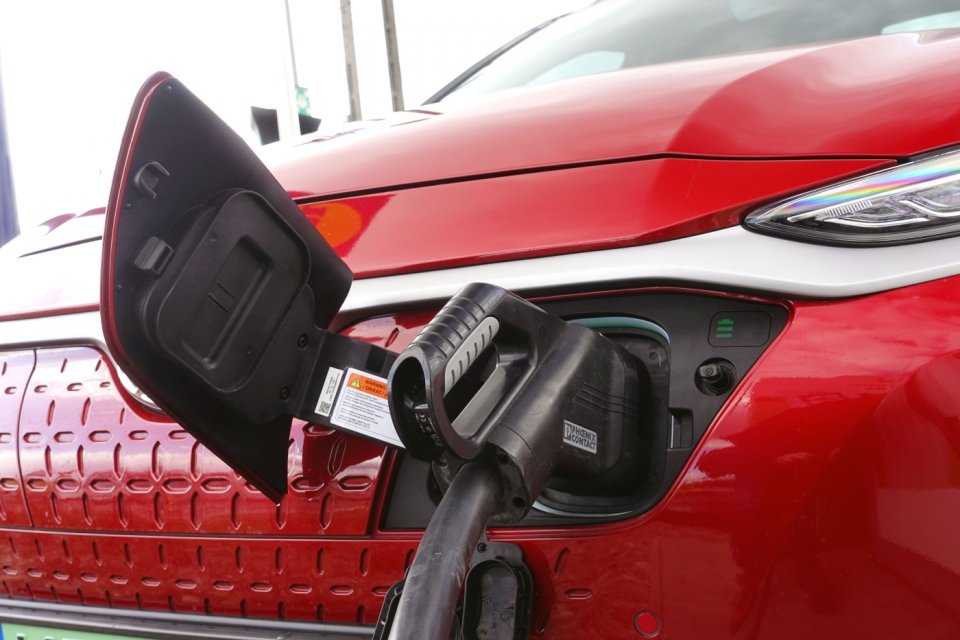 Spośród szybkich ładowarek prądu stałego CSS DC dominują w Polsce ładowarki o mocy 50 kW. Globalne inwestycje w punkty ładowania pochłoną do 2025 roku ok. 80 mld dolarów. Łączna ich moc ładowania ma sięgnąć 230 GW.