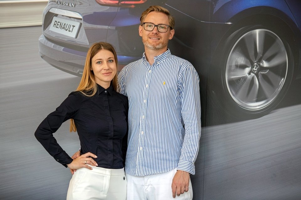 Firma KrubaGroup jest prowadzona przez Szymona Kruba razem z małżonką Magdaleną, która zarządza działem blacharsko lakierniczym w tym centrum remarketingu flot i detailingu Smart-Pro.