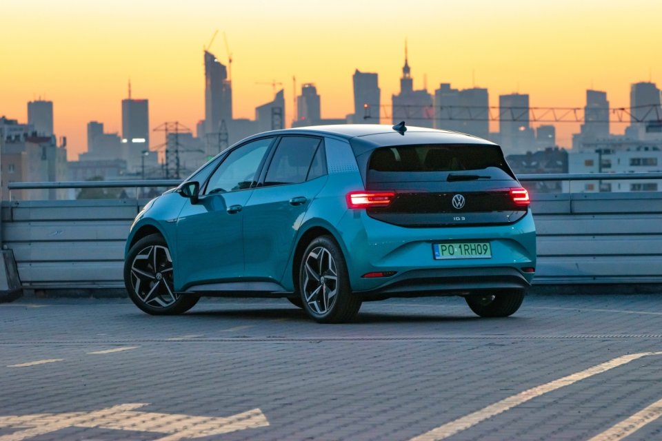 Akcesoryjny hak holowniczy jest dostępny dla wersji o pojemności 45 kWh oraz 58 kWh.  W wariancie o pojemności akumulatorów trakcyjnych 77 kWh nie mamy możliwości jego montażu.