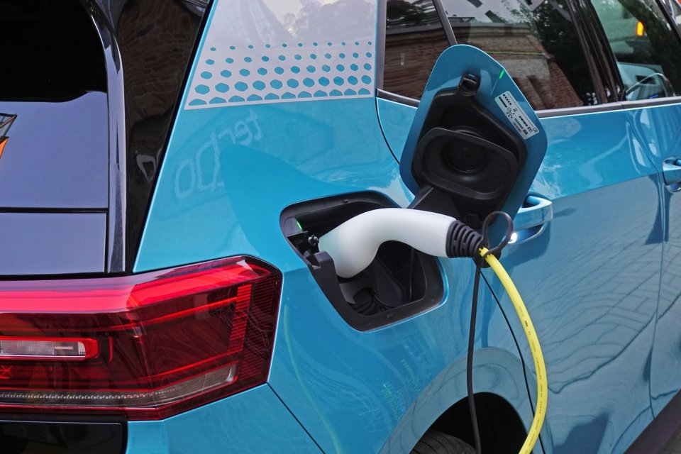 ID.3 może być ładowane prądem stałym o mocy 125 kW w wersji Pro S oraz 100 kW w każdym innym wariancie. Maksymalna moc ładowania prądem przemiennym to 11 kW.