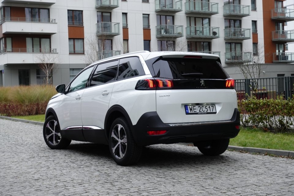 Nowe tylne lampy full LED mają obecnie mocniej przydymione klosze.  Po tym najłatwiej rozróżnimy modele przed i po modernizacji od tyłu.