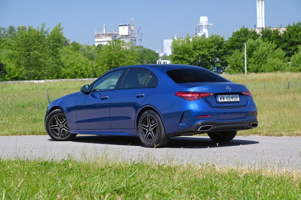 Sedan marki Mercedes-Benz z tylnym napędem i silnikiem umieszczonym wzdłużnie. Już ziewacie? Błąd! To obecnie jeden z najciekawszych  samochodów w klasie średniej w zakresie zastosowanych technologii i przyjemności prowadzenia.