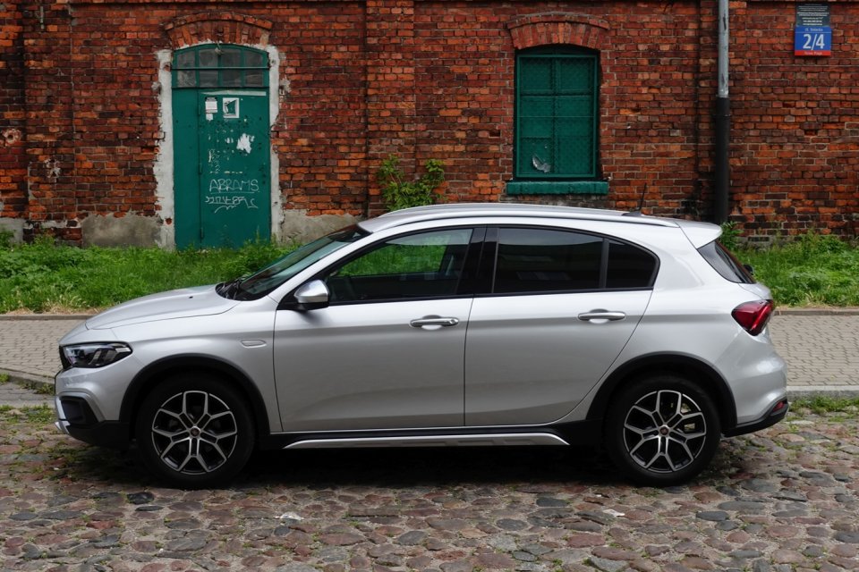 Fiat_Tipo_Cross_bok