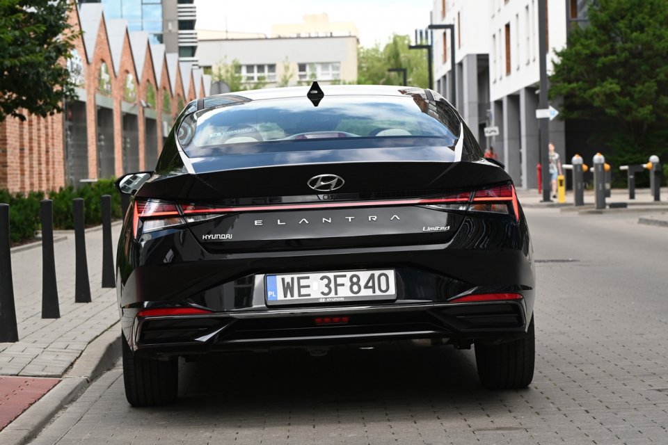 Hyundai_Elantratyl