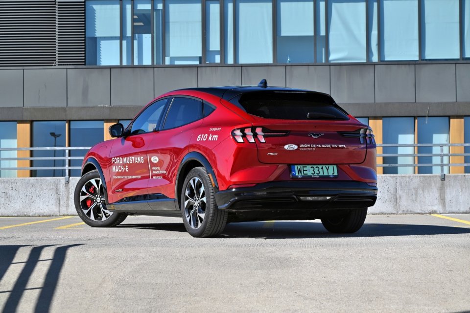Mustang Mach-E wzbudzał ogromne zainteresowanie  kierowców i przechodniów.