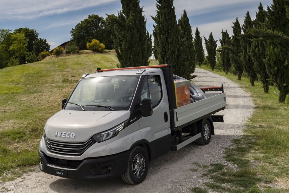 Ponad 3/4 sprzedanych w Polsce Daily to podwozia pod zabudowę. IVECO Daily bardzo często stają się lawetami czy pojazdami dla ekip budowlanych. Daily jest szczególnie doceniane tam, gdzie liczy się niezawodność i wytrzymałość.
