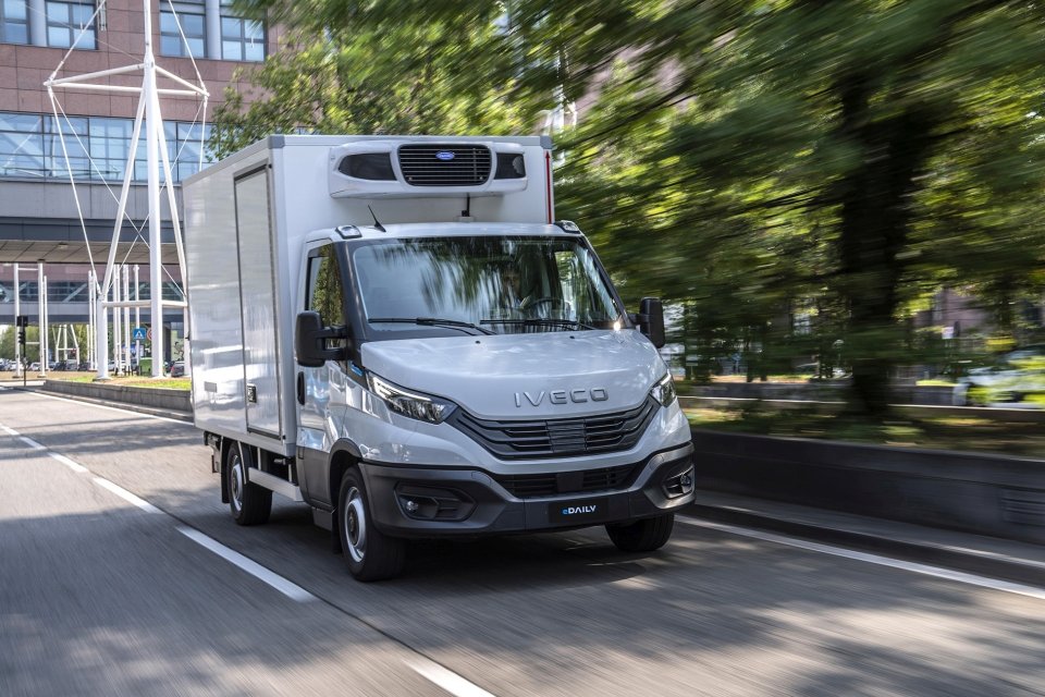 Pojazdy elektryczne to wg IVECO jedna z dróg do dekarbonizacji. IVECO eDaily to idealne rozwiązanie w segmenciedo 7,2 t, a w segmencie powyżej 16 t IVECO oferuje pojazdy Nikola Tre.