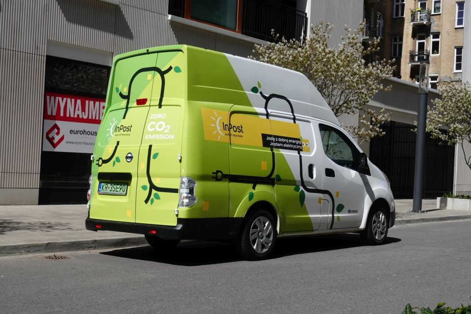 Przedsiębiorcy mają możliwość kompensowania emisji powstałych w transporcie towarów, korzystając z usług firm kurierskich wykorzystujących pojazdy elektryczne. Posiadanie samochodów na prąd we flocie kurierskiej może stanowić istotną przewagę konkurencyjną.