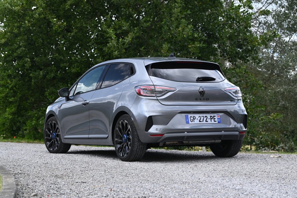 Od debiutu rynkowego w 1990 roku sprzedano blisko  16 milionów sztuk Renault Clio. Od tego czasu model ten  był dwukrotnie uhonorowany tytułem Samochodu Roku  w Europie.
