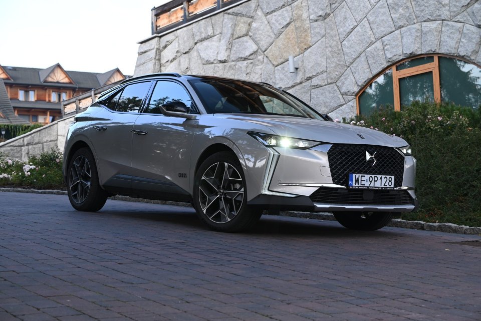 W koncernie Stellantis coraz skuteczniej lansuje markę premium, czyli DS. Nadal są to jednak samochody niszowe. W tym roku zarejestrowano do końca września 302 szt. prezentowanego modelu DS4. Stanowi on niemal dwie trzecie sprzedaży wszystkich modeli DS w Polsce.