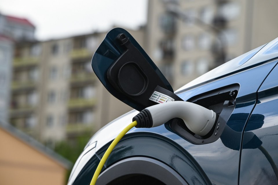 „Sprytni” użytkownicy podłączają niekiedy samochody elektryczne na noc w centrach handlowych do darmowych ładowarek lub ładowarek o mniejszej mocy, w których opłata za ładowanie jest niewielka. Łączy się to często z koniecznością zapłacenia mandatu za pozostawienie pojazdu na parkingu centrum handlowego na noc. Tyle że mandaty są na ogół znacząco niższe niż koszt energii, jaką przez noc naładował użytkownik pojazdu elektrycznego.