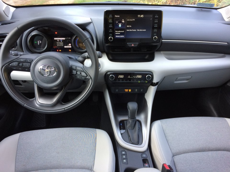 Toyota_Yaris_wnetrze
