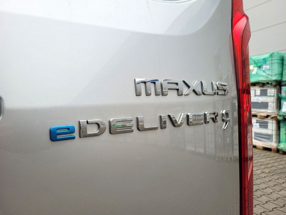 Liczba wariantów nadwoziowych, jak na elektryka, jest przyzwoita. Trzonem sprzedaży mają być klasyczne furgony. Importer oferuje pojazd w jednym z dwóch kolorów: białym lub srebrnym.