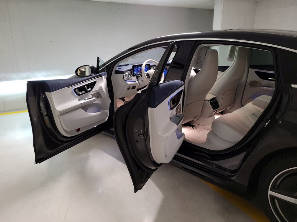Mercedes-Benz_EQE_350-2
