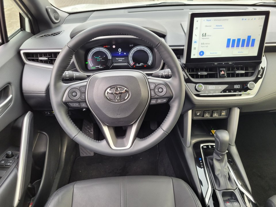 Projekt wnętrza może nie chwyta za serce wyglądem, ale za to ujmuje poprawnością w zakresie ergonomii. Toyota nie uległa tabletoizacji wszystkiego. I bardzo dobrze!